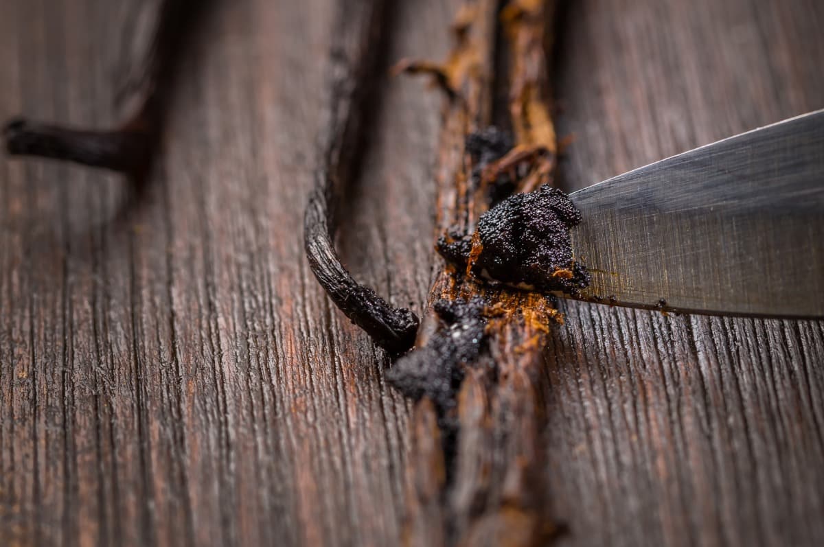 Scraping a vanilla pod with a knife for the Crème Brûlée with the Thermomix®