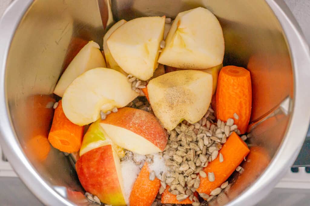 Apples and carrots in the Thermomix® mixing bowl