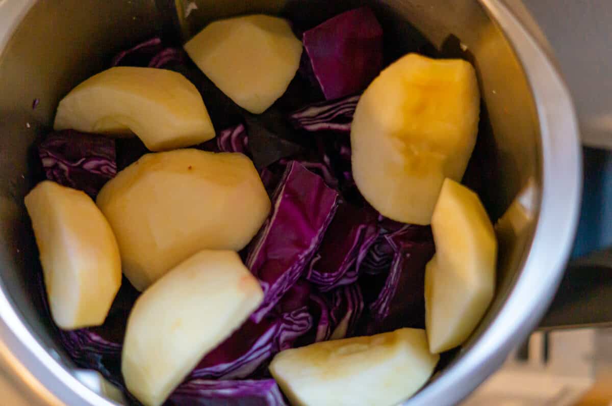 Chopping red cabbage and apples in the Thermomix® mixing bowl