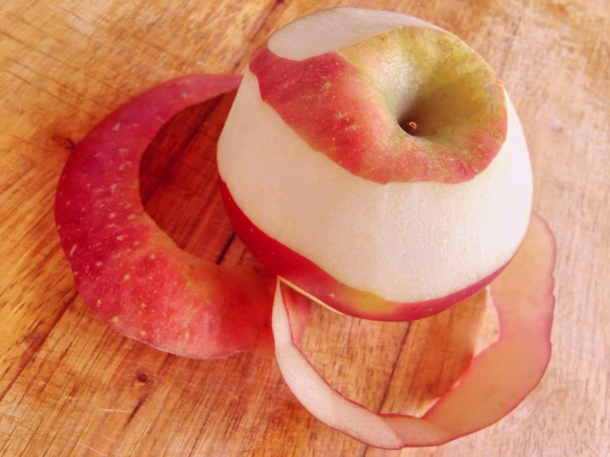 Peeling apples