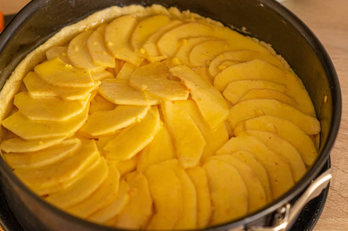 Pastry with apples and cream