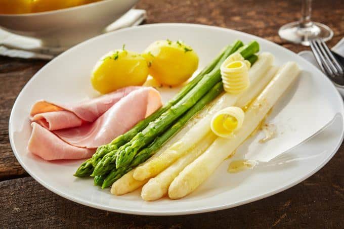White and green asparagus cooked in the Thermomix®