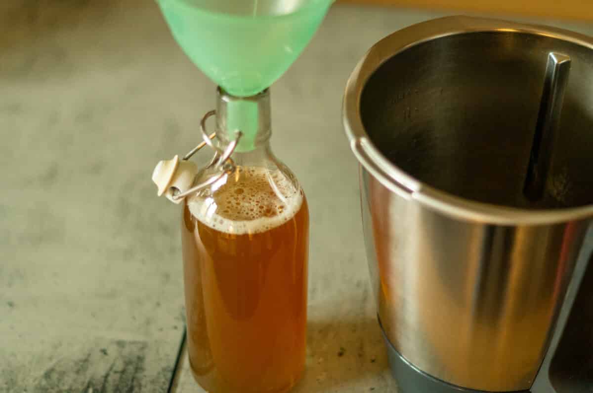 Bottling Bärenfang honey liqueur made with the Thermomix®