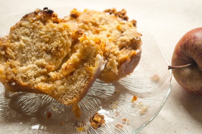 Baked Apple Pull-Apart Bread, Thermomix® with Nut Brittle 2 Baked apple pull-apart bread with nut brittle from the Thermomix®, sliced open