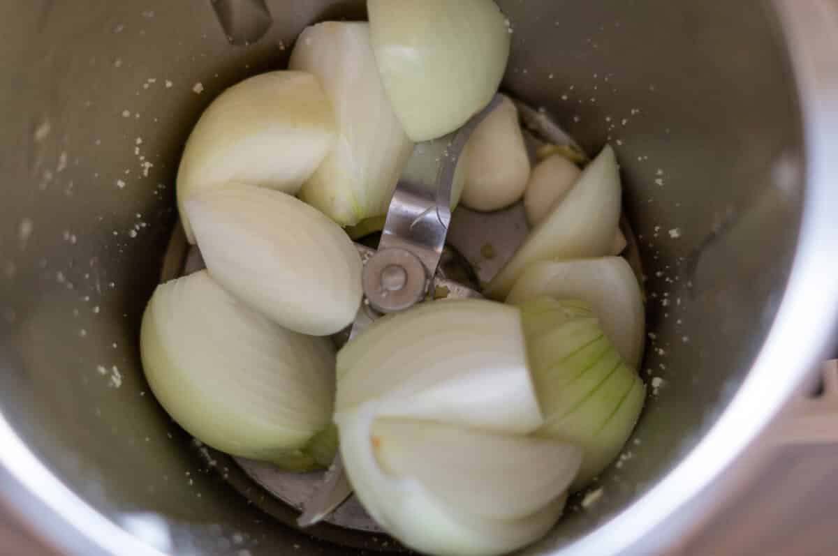 Garlic and onions in the Thermomix® mixing bowl