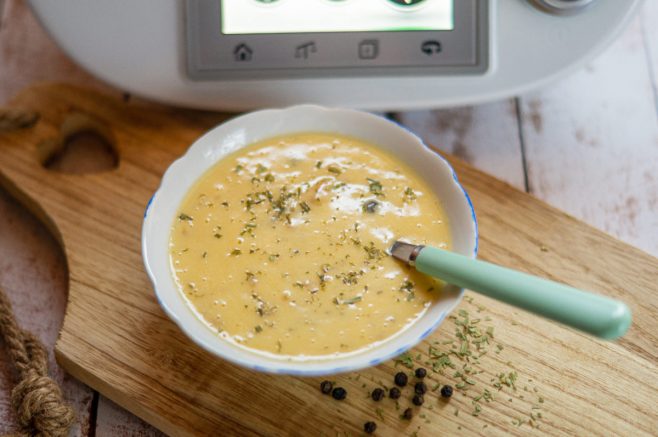 Reduction of tarragon, pepper and chervil in the mixing bowl