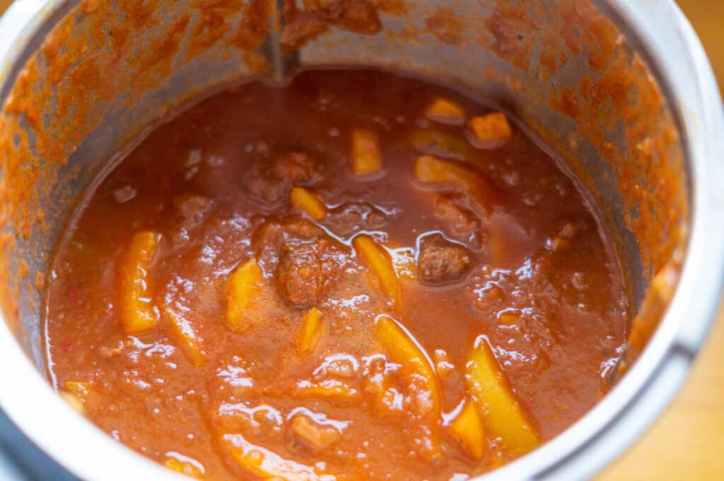 Finished goulash with pepper strips in the Thermomix® mixing bowl