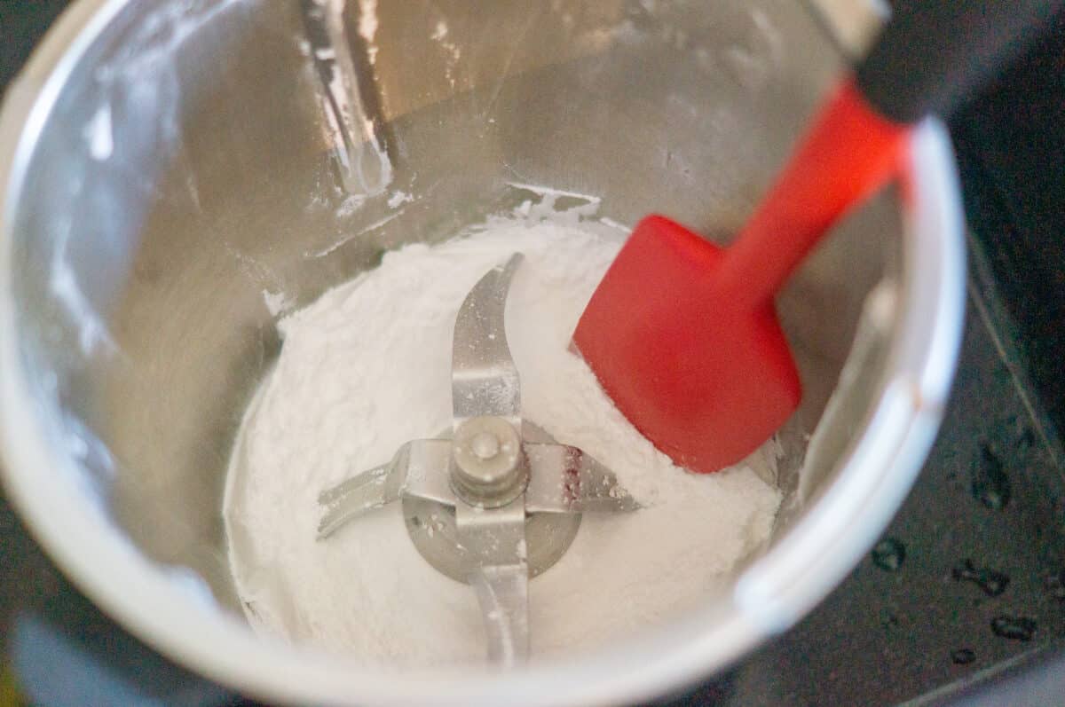 Grinding icing sugar in the Thermomix® mixing bowl