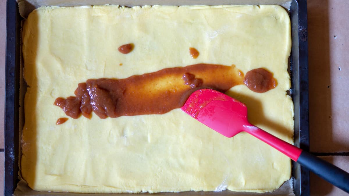 Spreading apricot jam on the pastry base for Thermomix® nut corners