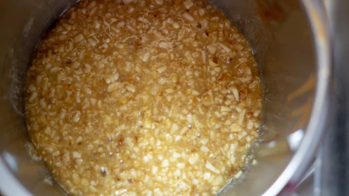 Nut mixture in the Thermomix® mixing bowl for nut corners