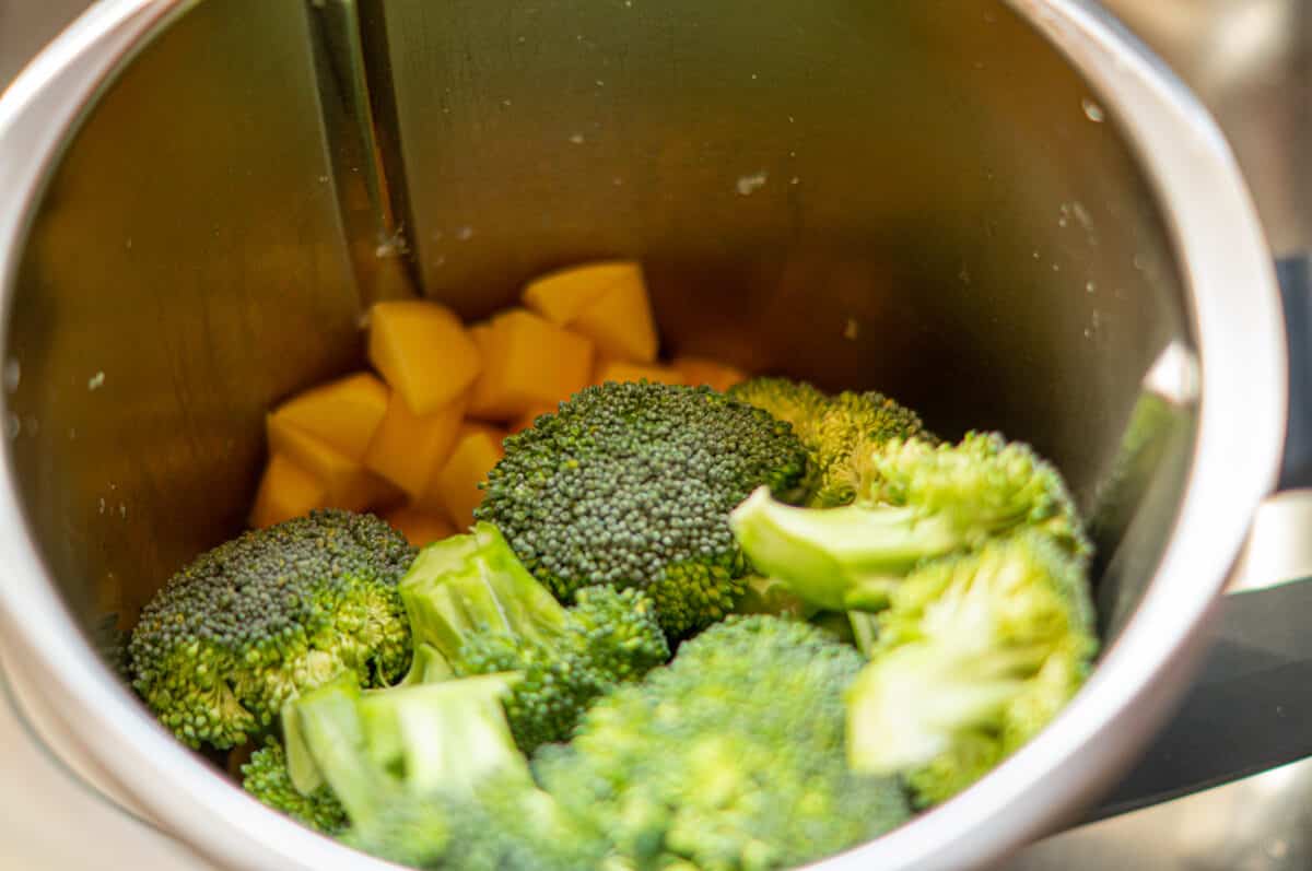 Potatoes and broccoli in the Thermomix® mixing bowl