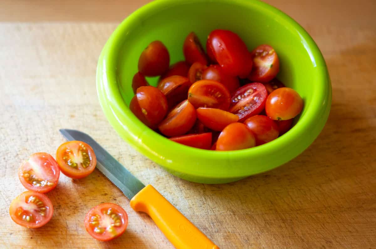 Cutting cherry tomatoes
