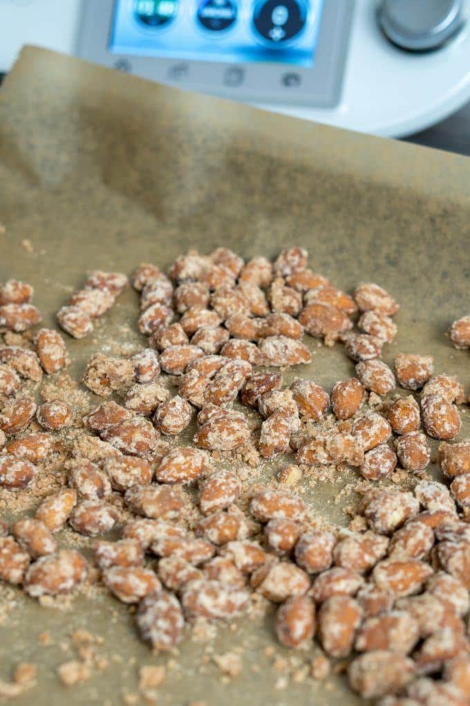 Spreading candied almonds from the Thermomix® out to dry