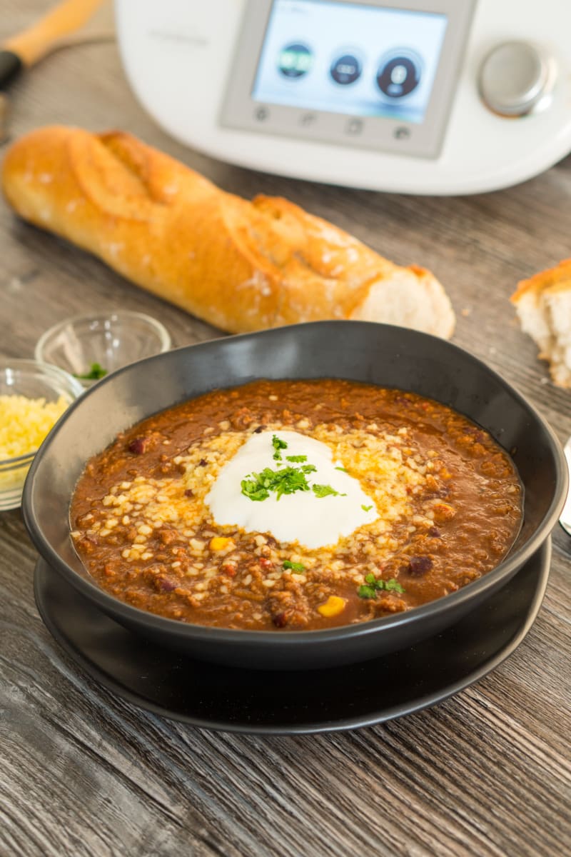 Chili con Carne with the Thermomix®, served with soured cream, grated Emmental and parsley