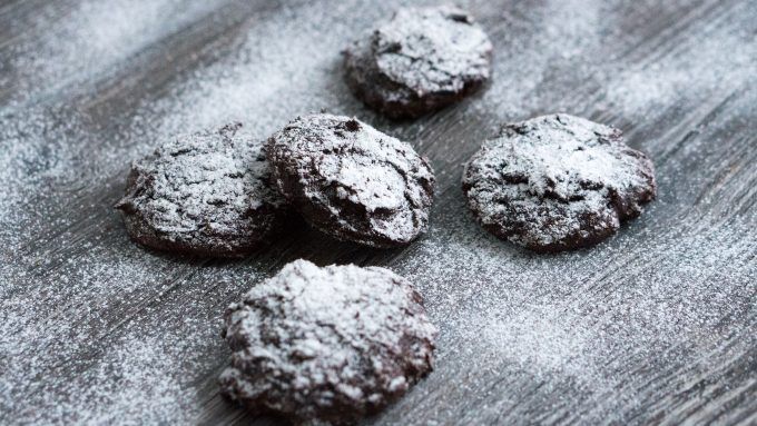 Chocolate cookies made with the Thermomix® dusted with icing sugar