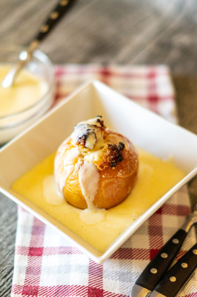 The perfect winter dessert: baked apple with vanilla sauce