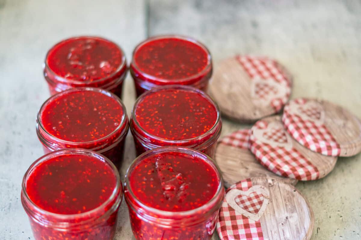 Filling the jam into the sterilised jars