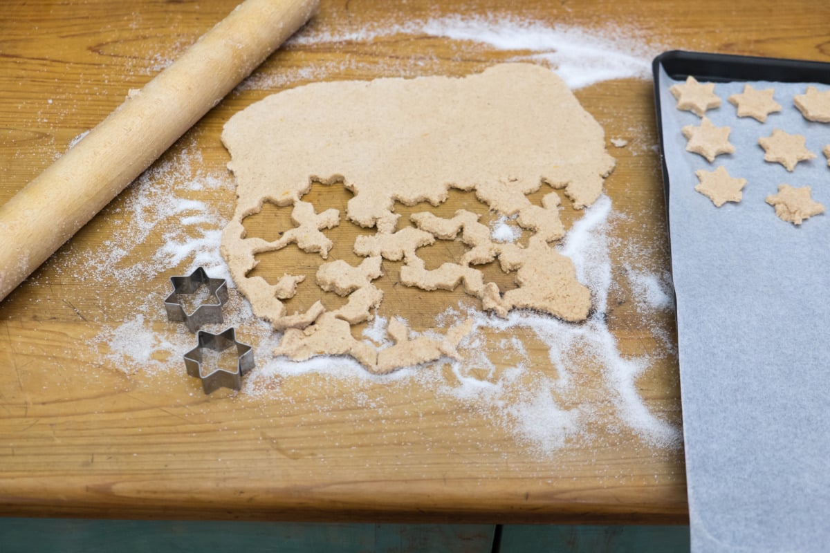 Cutting out Thermomix® cinnamon stars