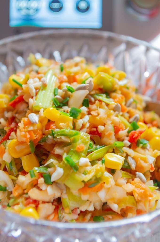 Colourful raw vegetable salad from the Thermomix®