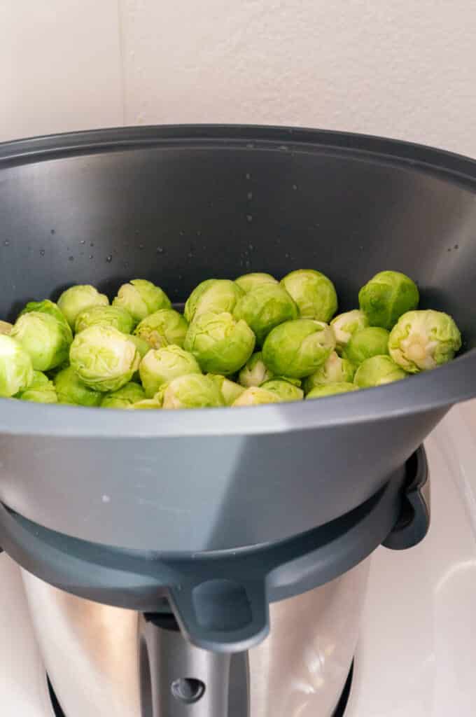 Steamed Brussels sprouts from the Thermomix®, tender-firm, in the Varoma