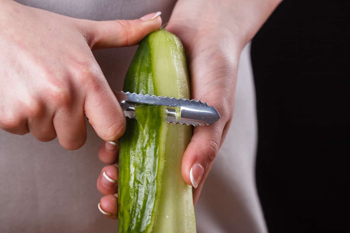 Peeling a cucumber for Thermomix® tzatziki