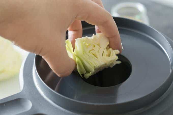 Shredding pointed cabbage in the Thermomix®