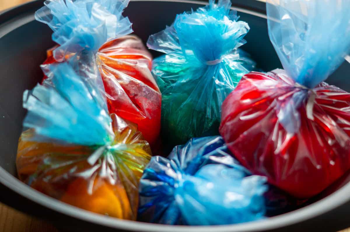 Cooking and dyeing eggs in one step in the Varoma