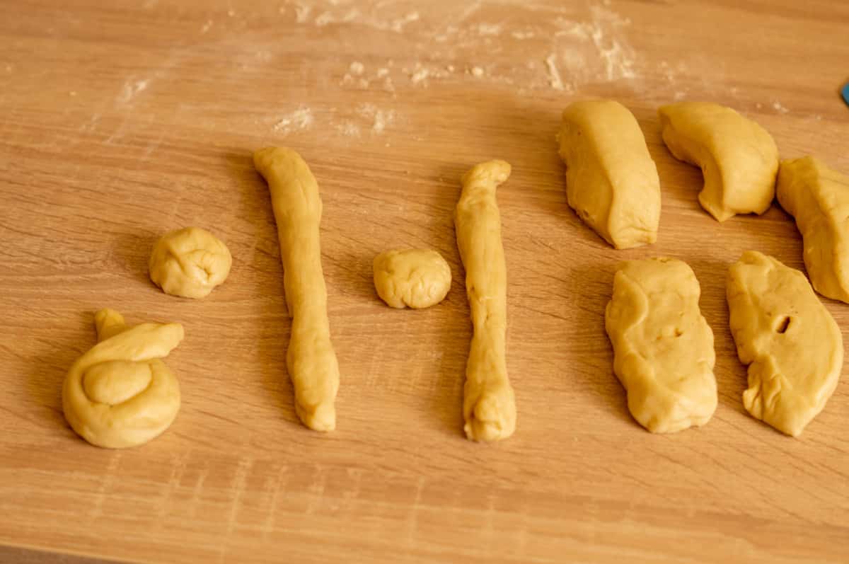 Shaping Thermomix® Easter yeast bunnies