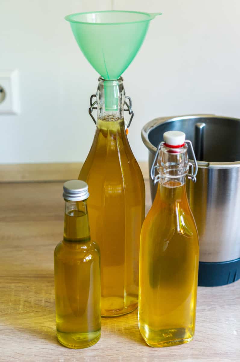 Bottling Thermomix® elderflower cordial into swing-top bottles