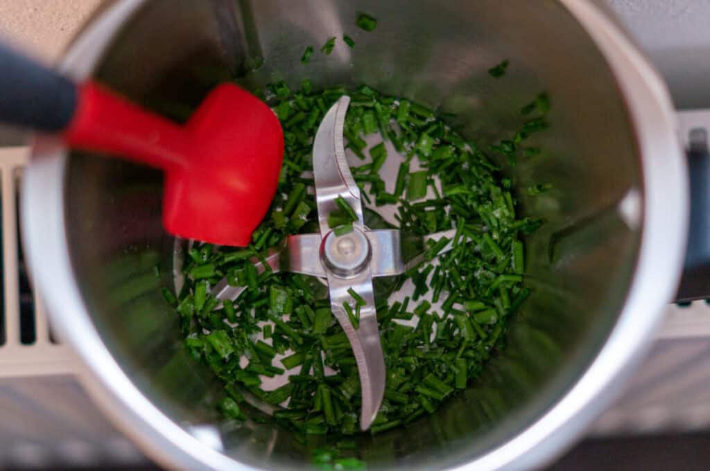 Chives chopped into fine rings in the Thermomix®