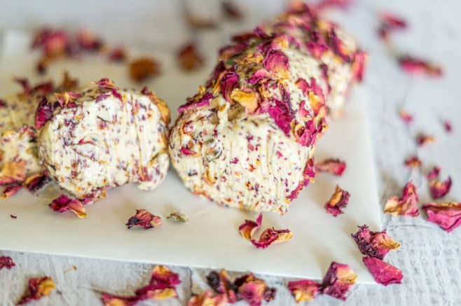Flower butter from the Thermomix® with edible blooms