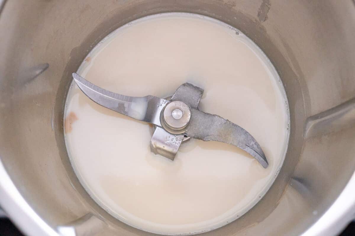 Dissolving yeast with milk and sugar in the Thermomix®