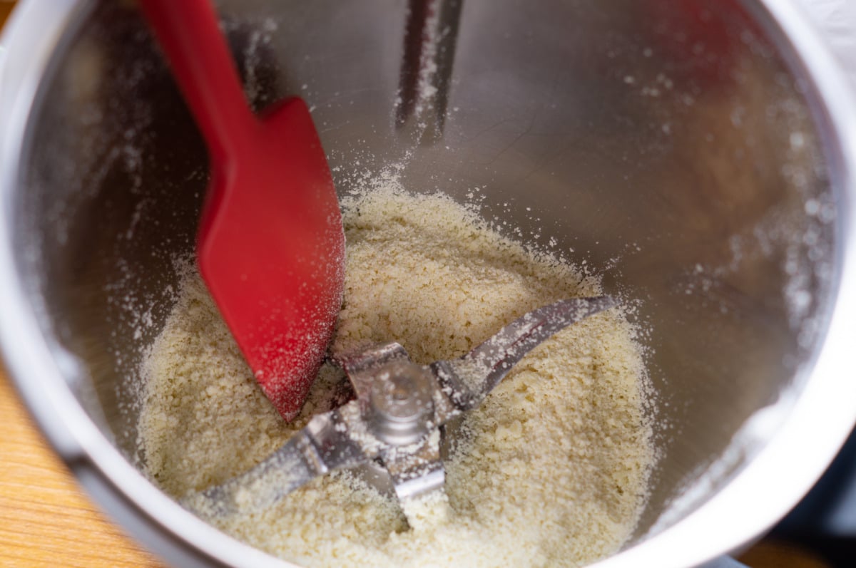 Mixing sugar and cinnamon in the Thermomix®