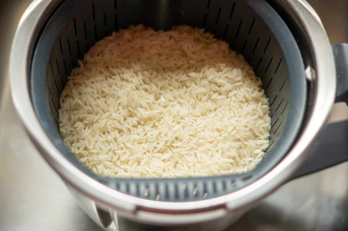 Cooking rice in the simmering basket