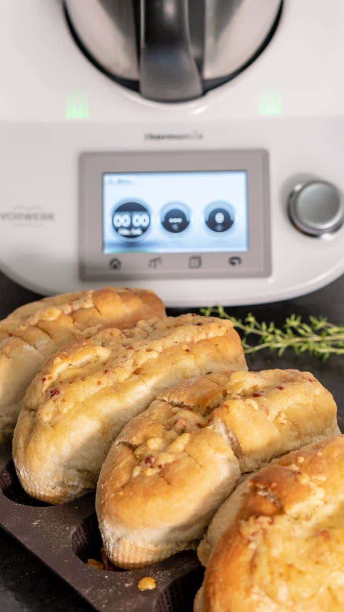 Crispy garlic cheese baguette made with the Thermomix®