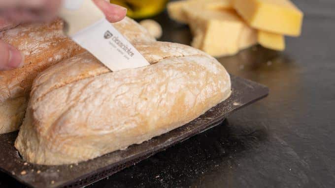 Scoring the baguettes