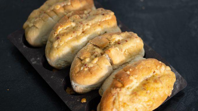 Crispy garlic cheese baguette with the Thermomix®