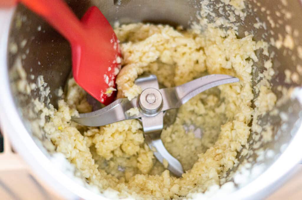 Chopping garlic in the Thermomix®