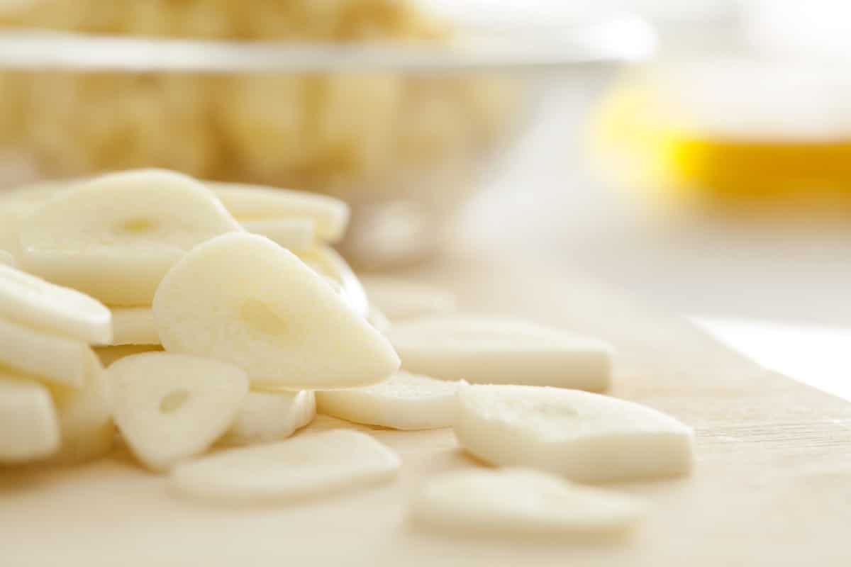 Slicing garlic into thin rounds