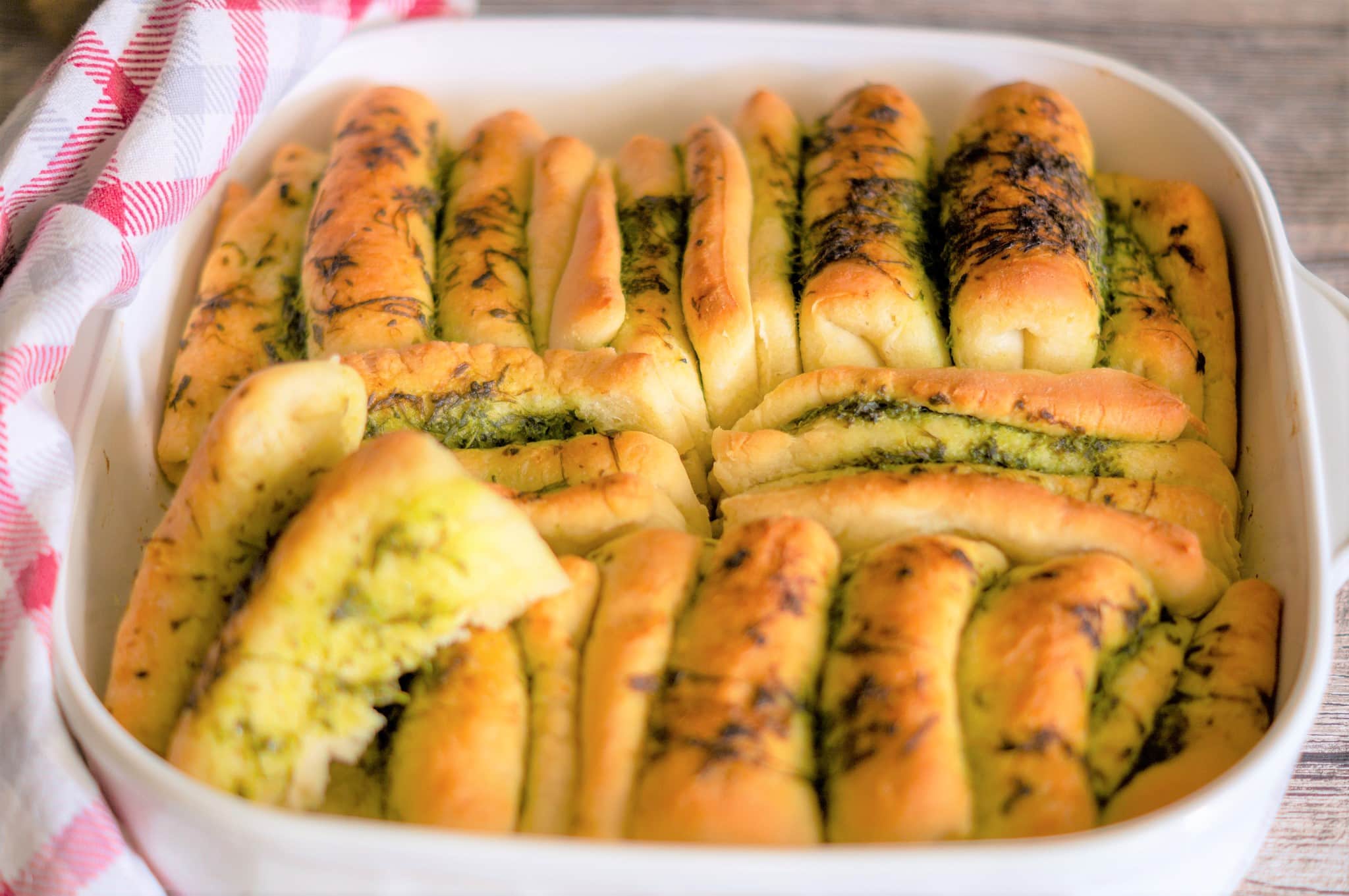 Garlic pull-apart bread made with the Thermomix®, with tear-apart layers in a springform tin