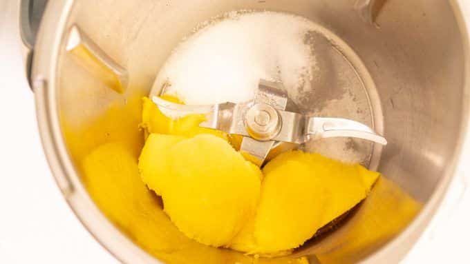 Blending mango puree smooth with sugar in the Thermomix®