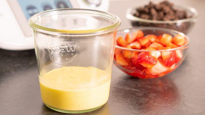 Bringing the vanilla mango cream to temperature in the Thermomix®