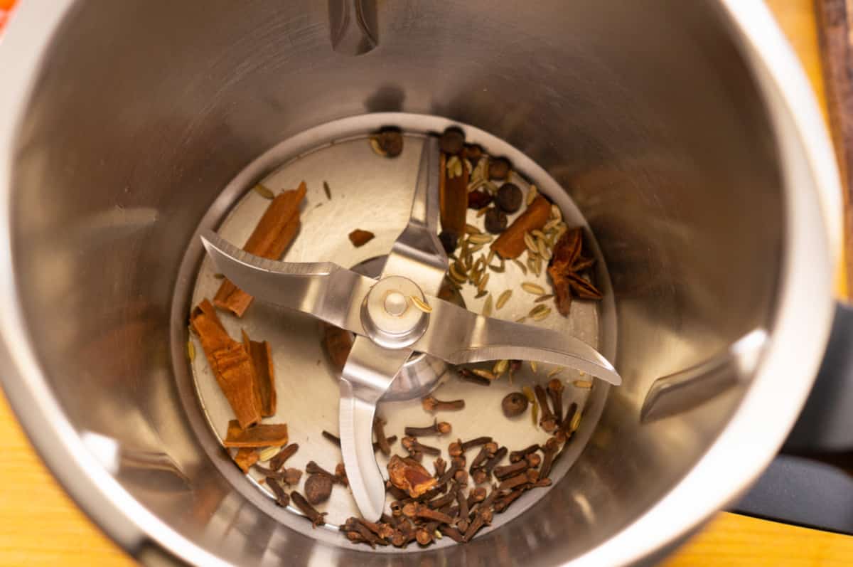 Whole spices for gingerbread spice blend in the mixing bowl of the Thermomix®