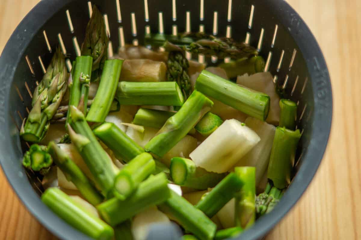 Green and white asparagus in the steaming basket