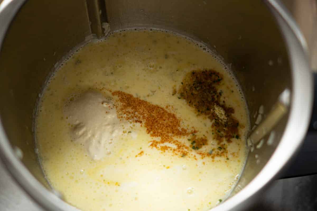 Ingredients for the cream sauce