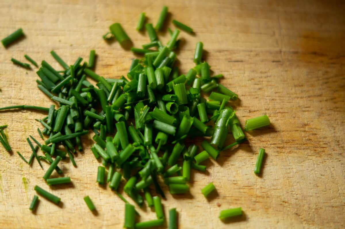 Cutting chives into rings