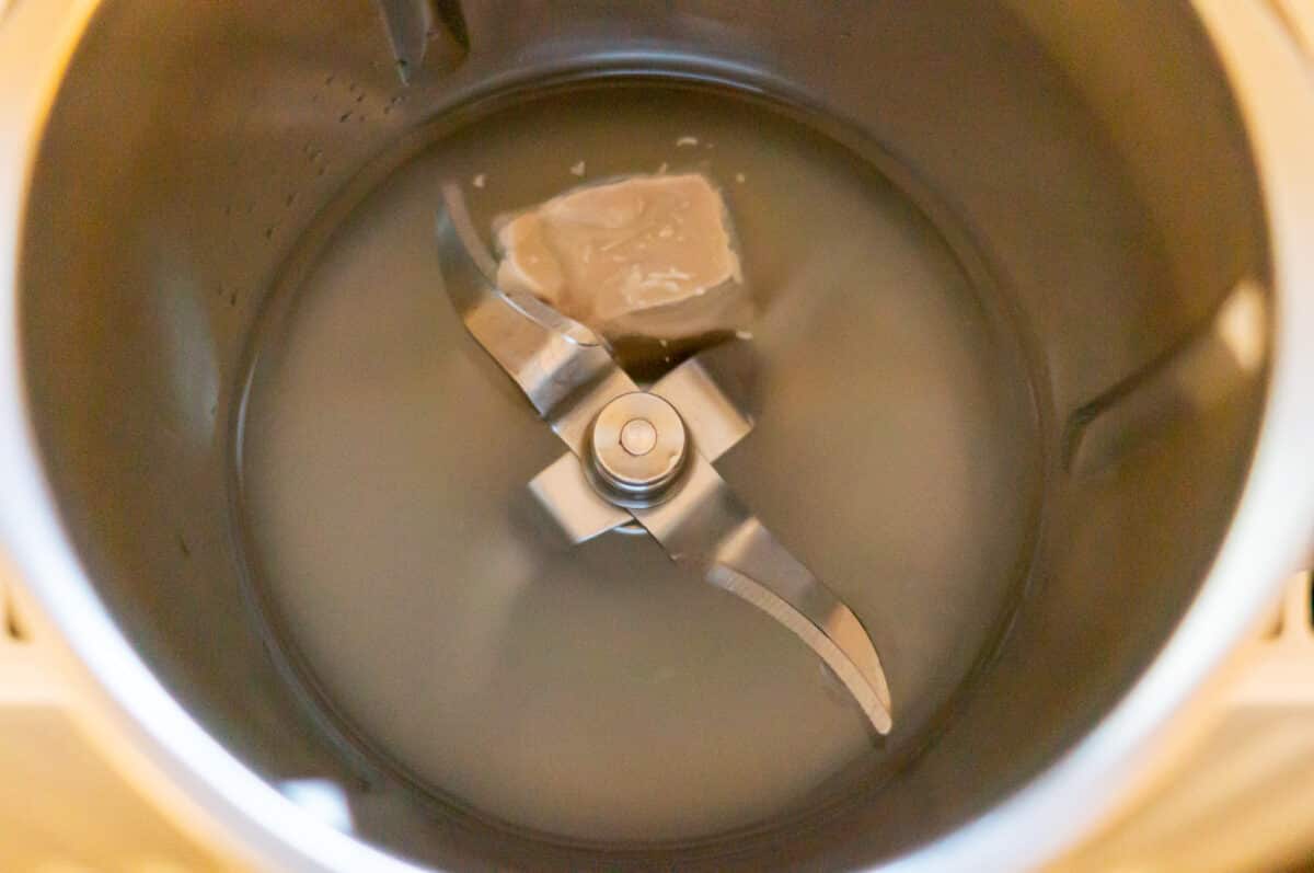 Dissolving yeast in the Thermomix® mixing bowl