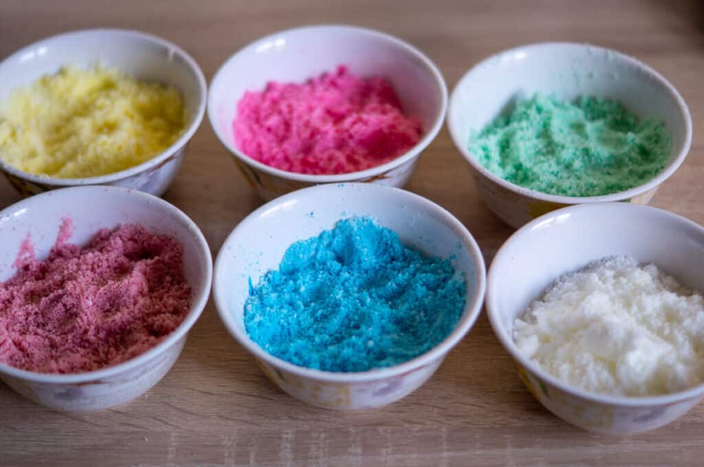 Colouring bath bombs with food colouring