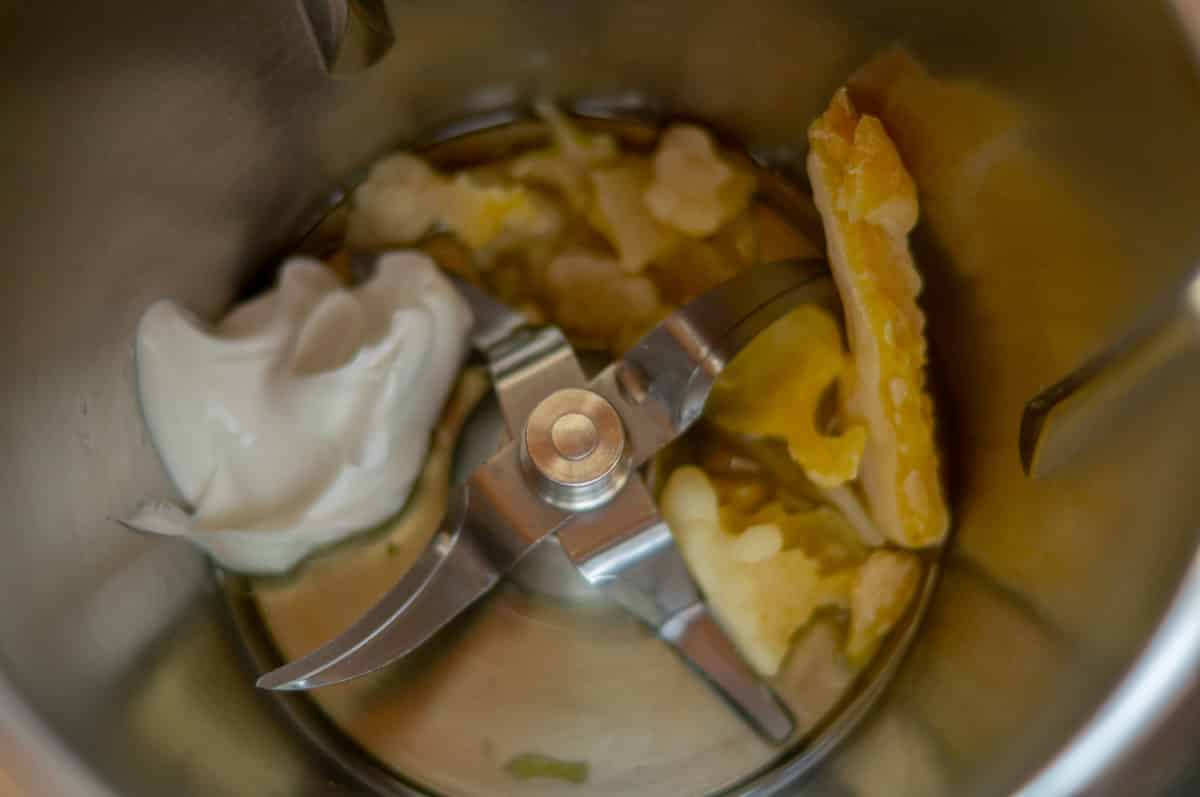 Ingredients for foot balm in the Thermomix®: body butter, beeswax and almond oil
