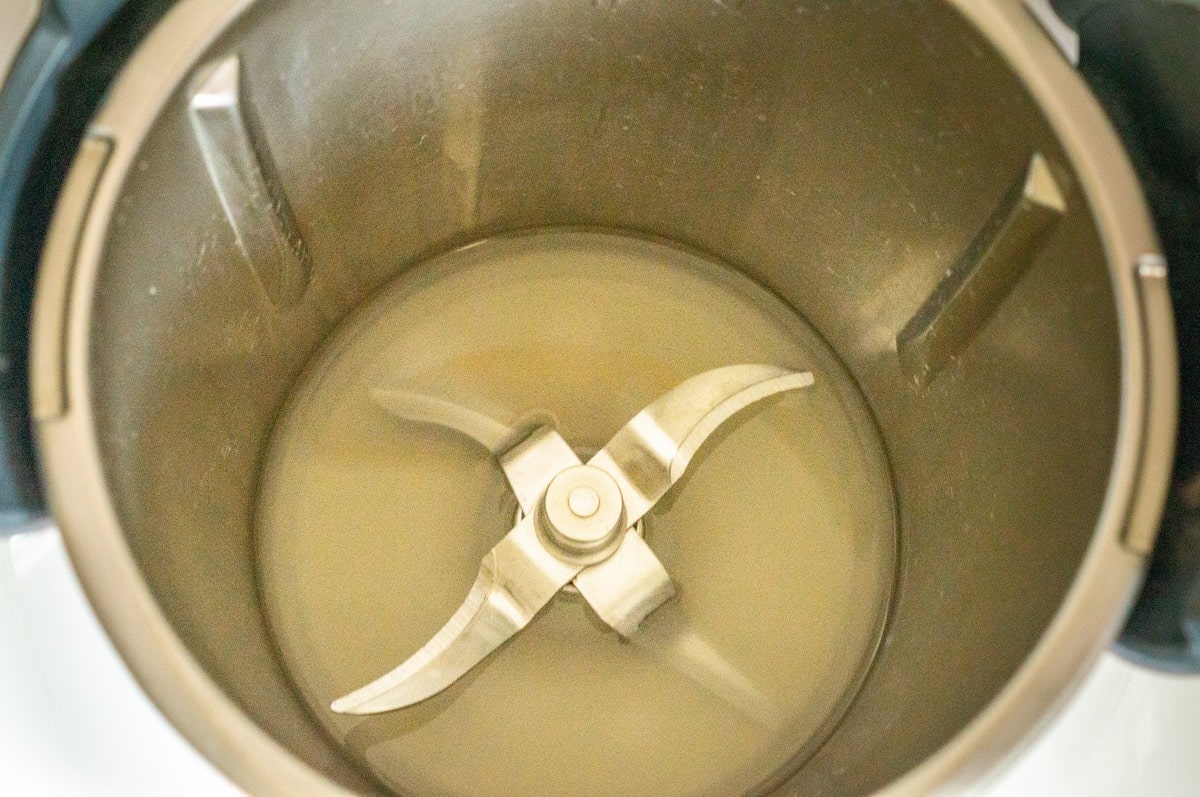 Washing-up liquid, essential oil and vinegar for the cleaning spray